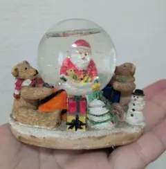 サンタクロースとクマのスノードーム