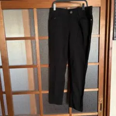黒 スリムフィット カジュアルパンツ