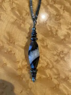 ストライプ模様のロングネックレス