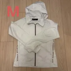 Under Armour フード付きアウター ホワイト　Mサイズ　レディース