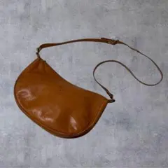 IL BISONTE ショルダーバッグ ハーフムーン レザー 三日月 本革