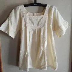 ロペピクニックの 薄いイエローのブラウス