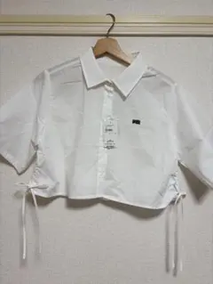 新品 emmi ホワイト クロップドシャツ 半袖のサムネイル