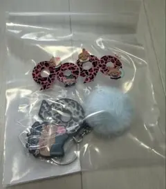 9090 ×ちいかわ 90 Logo Rubber Keychain ハチワレ - メルカリ