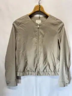 組曲 クミキョク ノーカラージャケット ゴールドジップ ベージュ ベーシック 2