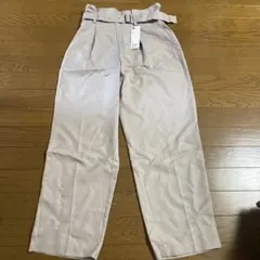 GU ベルト付きタックテーパードパンツ