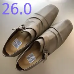 【新品未使用✨26㎝】レザー バックル付き パンプスのサムネイル