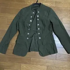 ノーカラーのミリタリー風ジャケット