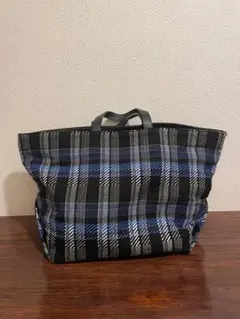 黒と青のチェック柄トートバッグ