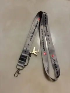 JAPAN AIRLINES 飛行機モチーフストラップ　ゴールドのモチーフです！