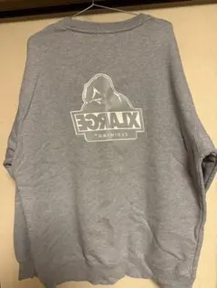 XLARGE グレー ロゴプリント トレーナー　後ろ向き　バックサイド