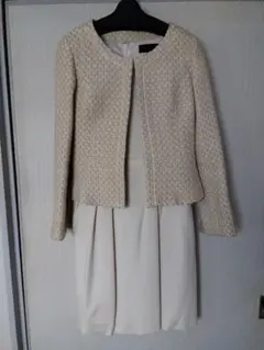 UNTITLED　クリーム色 ワンピーススーツ ジャケット付き