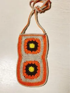 67 グラニースクエア　スマホショルダーバッグ　ペットボトル　手編み　ミニバッグ