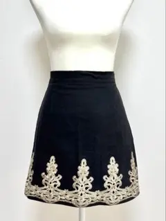 EVRIS 刺繍入りブラックフレアスカートのサムネイル