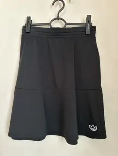 adidas 黒 フレアスカート