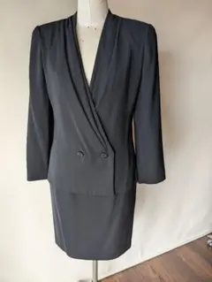 黒いダブルブレストスカートスーツ