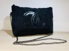 ノベルティ チェーンショルダーバッグ ブラック ココマーク風 ボア素材