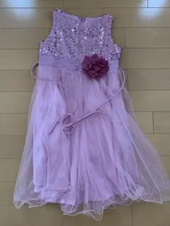 薄紫のフラワーアクセントドレス