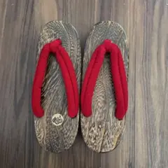 伝統的な下駄 赤色鼻緒 木製台