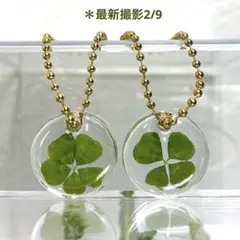 四つ葉&五つ葉のクローバーミニ　レジンキーホルダーゴールド２点　ハンドメイド