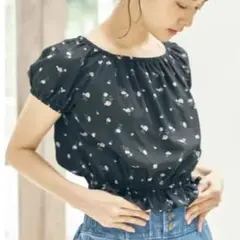 袖パフフラワーブラウス 花柄 ブラウス 黒色 ブラック