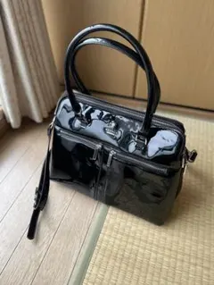 パテントレザー ブラックバッグ 中型