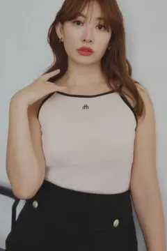 Herlipto Trois Logo Top 小嶋陽菜　ハーリップトゥのサムネイル