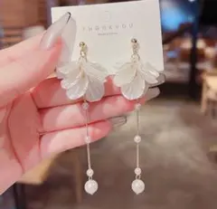 シェルパールイヤリング　ウェディング　揺れる　結婚式パーティー　花びら　夏