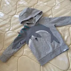 美品 GAP サメプリント グレー フード付きパーカー 4years