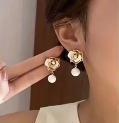 【即日〜翌日発送】フラワーピアスホワイト　ゴールド　パール　揺れる　*246