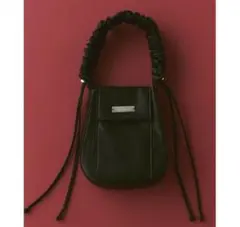 un/neu ギャザーハンドルサテンフラップバッグ