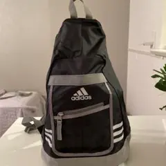 adidas ★ショルダーバッグ 黒/グレー軽く使いやすい横チャック色合い素敵☀︎
