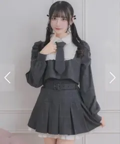 pium ネクタイ付きスクエアフリルトップス ハイウエストフリルプリーツミニスカ