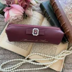 Maison de FLEUR パールビジュー合皮リボンペンポーチ　新品　レッド