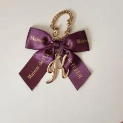Maison de FLEUR Kイニシャルチャーム付きリボン 紫