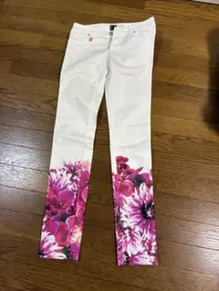フラワープリント スキニーパンツ ホワイト