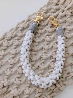 マクラメ編みꕤ白いお花のキーホルダー