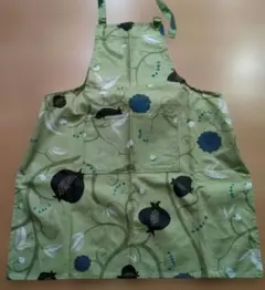 果物模様の緑色エプロン