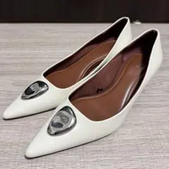 【備品】ZARA メタルプレート　レザーヒールシューズ ホワイト37のサムネイル