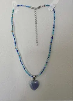青系ビーズとハート型石のネックレス