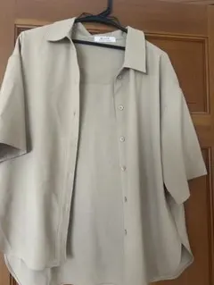 ベージュ 半袖シャツ ボタン付き　BLATE
