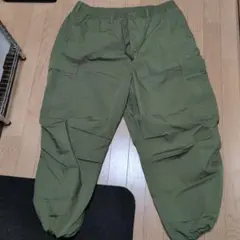 【GU】スーパーワイドカーゴパンツ オリーブグリーン
