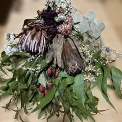 プロテアとユーカリ、紫陽花、カーネーション、かすみ草のドライフラワースワッグのサムネイル