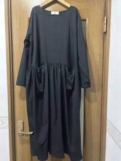 黒の長袖ロングワンピース ギャザー入り 美品
