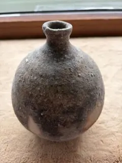美濃焼】康元窯 佐藤康元 志野焼 角花瓶 線彫草花文 両面絵柄花器