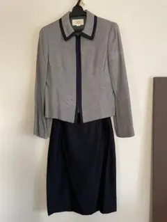 グレーとネイビーのスカートスーツ