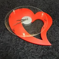 贈り物に最適　ハート型赤いアクリル時計