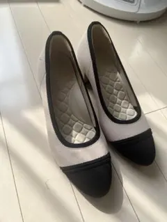 ベージュ/ブラック トゥキャップパンプス 中ヒール