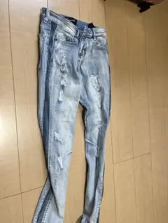 ライトブルーダメージデニムパンツ