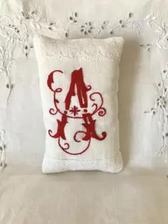 モノグラム刺繍『A』とフランス　アンティークレース　リネンのミニクッション